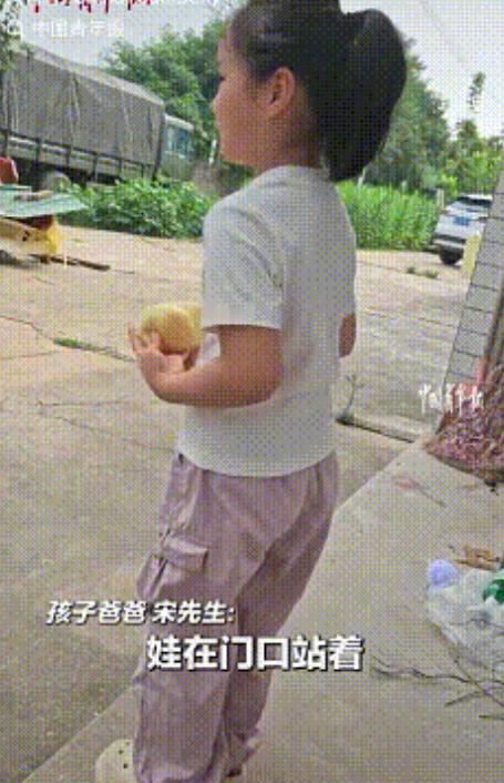 陕西西安，一名7岁女孩在家门口看见军车经过，立刻跑回家拿出两个苹果，想亲手交给车