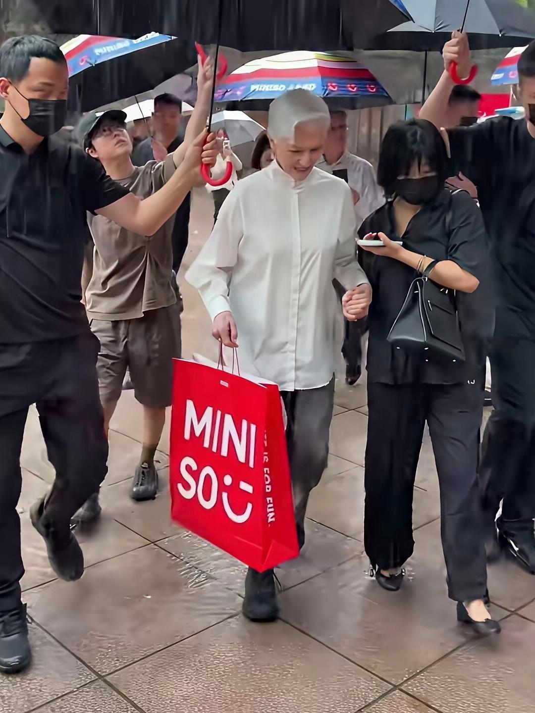 马斯克⁠￼￼母亲在上海购物，下雨天，身边的保姆和保镖纷纷都帮忙撑伞。不得不说，老太太真的更喜欢在中国