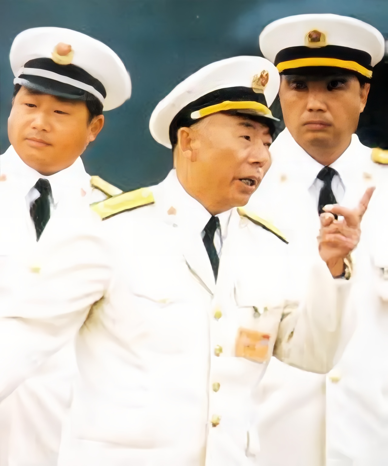 原海军司令员张连忠到汕头一个海军供应站视察，看到有个磅秤，他就站了上去。大家还以