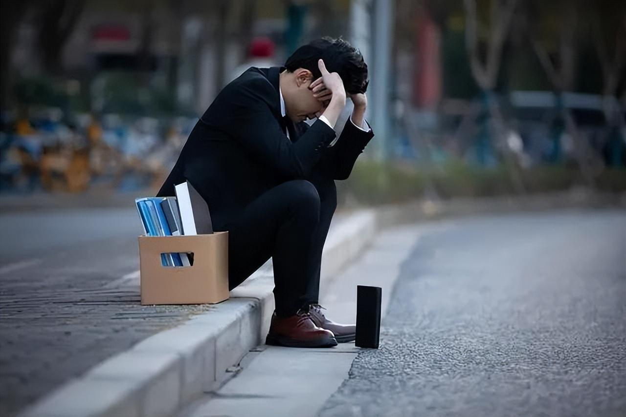 我亲眼看着邻居，从有房有存款，变成负债累累前几天刷到一篇文章，说现在中年人最怕