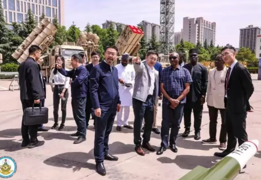 尼日利亚空军上将为采购歼10CE到访中国近日，尼日利亚空军参谋长阿布包巴卡尔
