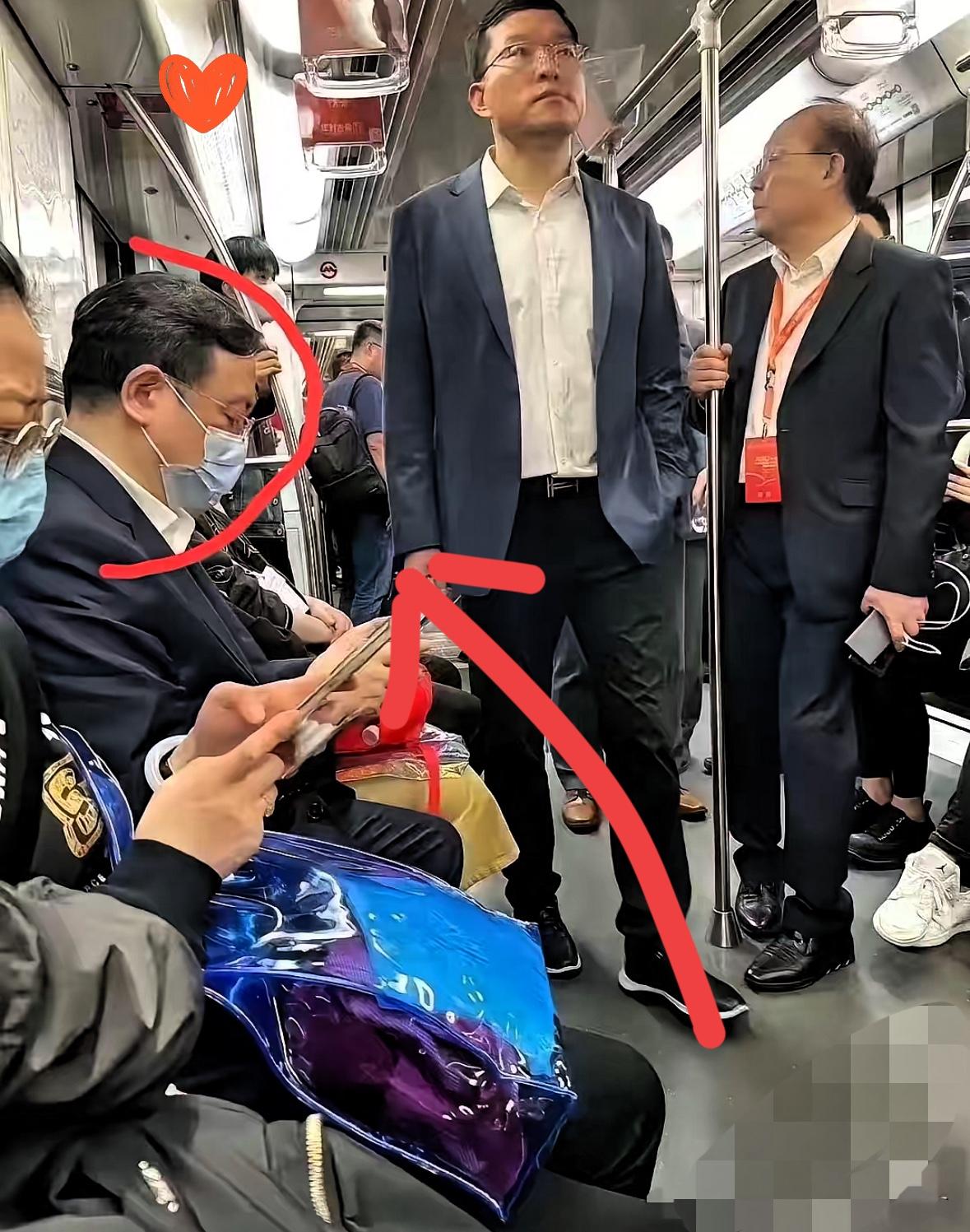 低调的人才可怕，天啊，没想到他也坐地铁，不说的话没有人认得出来是谁！后来才懂