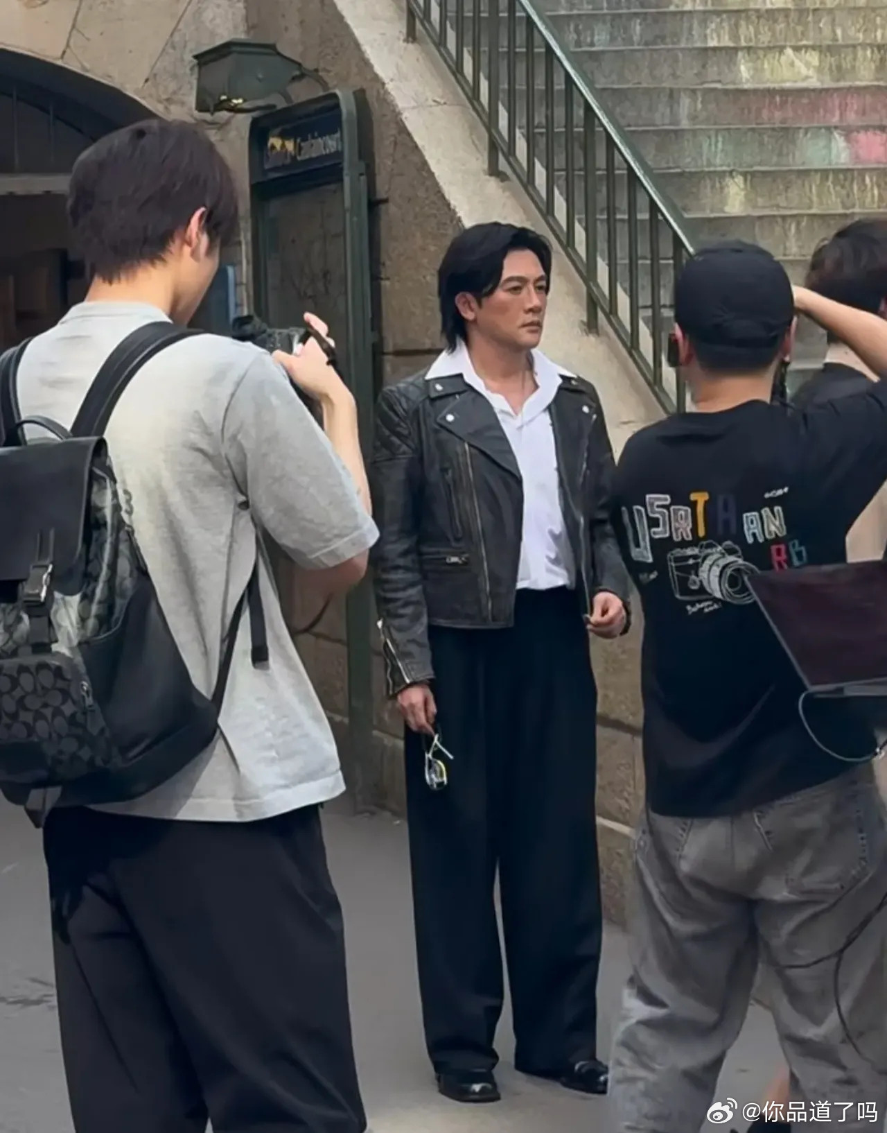 苏有朋现身巴黎参加活动，这直接堪称“换脸”啊，走在街上都不敢认了！