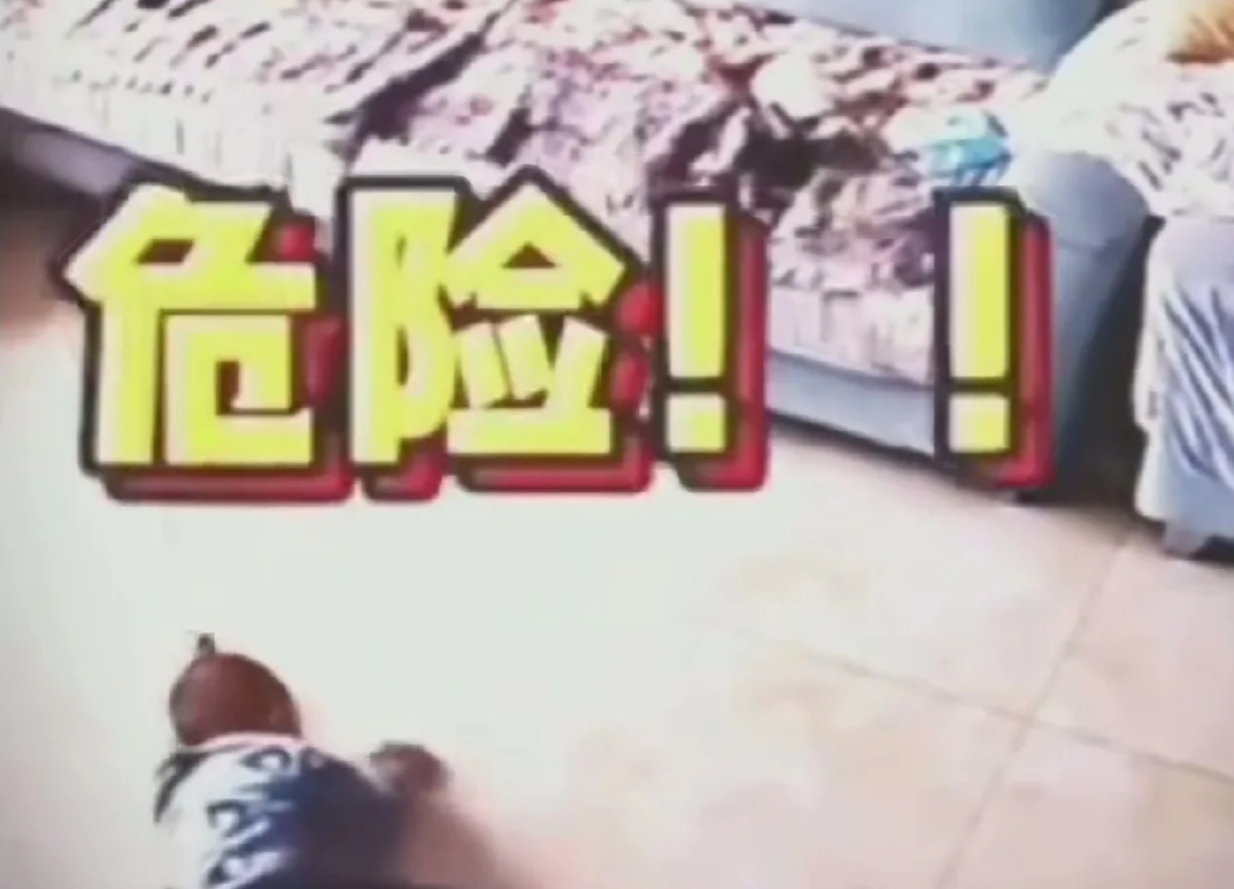 奶奶去打麻将了，把一岁多的孙子锁在家里，孩子醒了后害怕得大哭，赤脚走到客厅里找大
