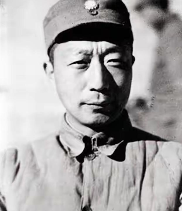 你可能会好奇，战火连天的岁月里，八路军高级将领怎么会和日本小女孩有如此温馨的合影