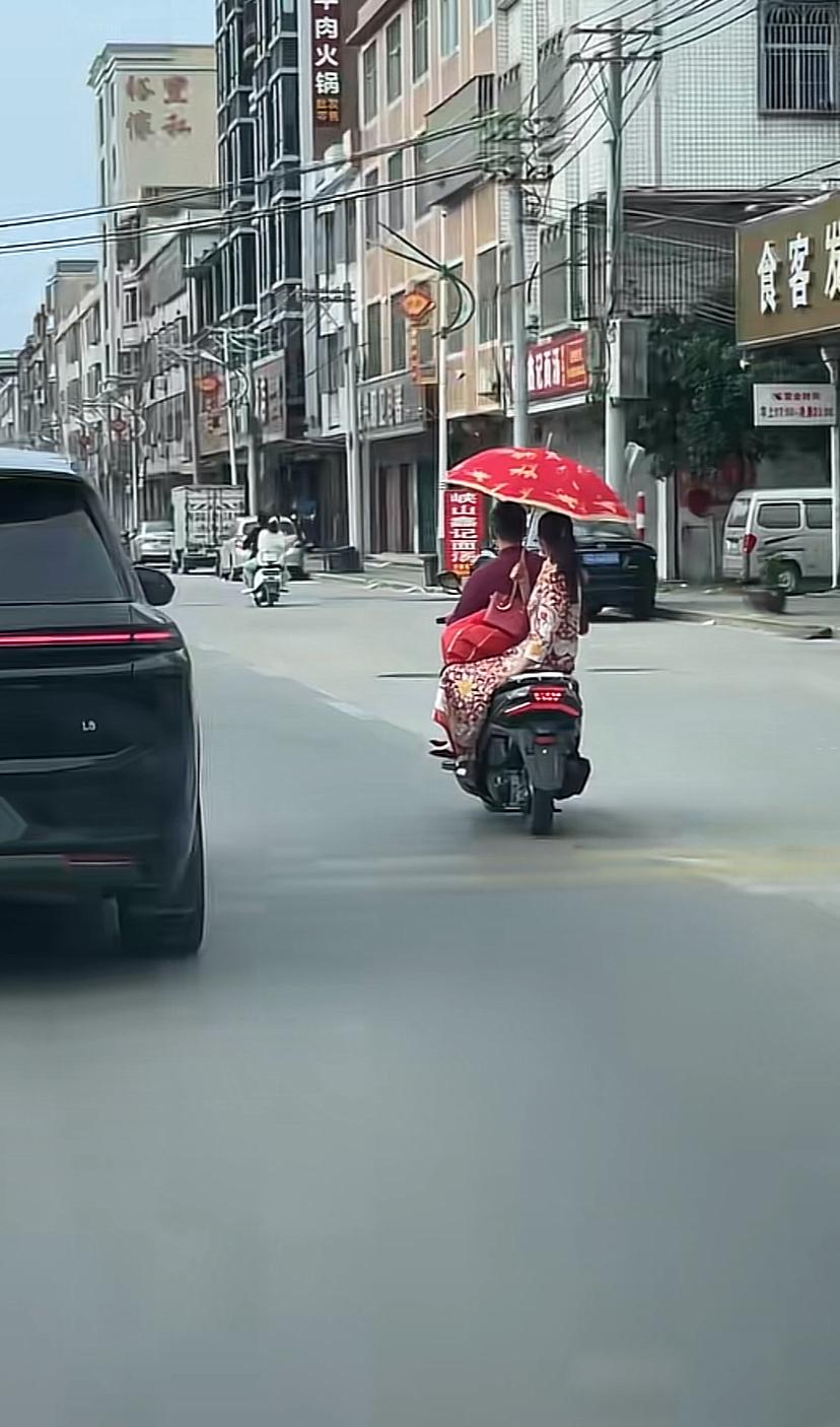 这应该就是爱情的力量，不管是摩托车还是小汽车，只要幸福就好！[赞][赞][赞]