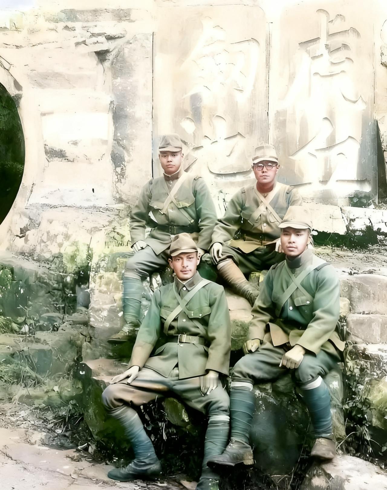 1937年11月苏州沦陷后,四个日本兵来到虎丘山,在剑池石刻前留影。这是日本侵略