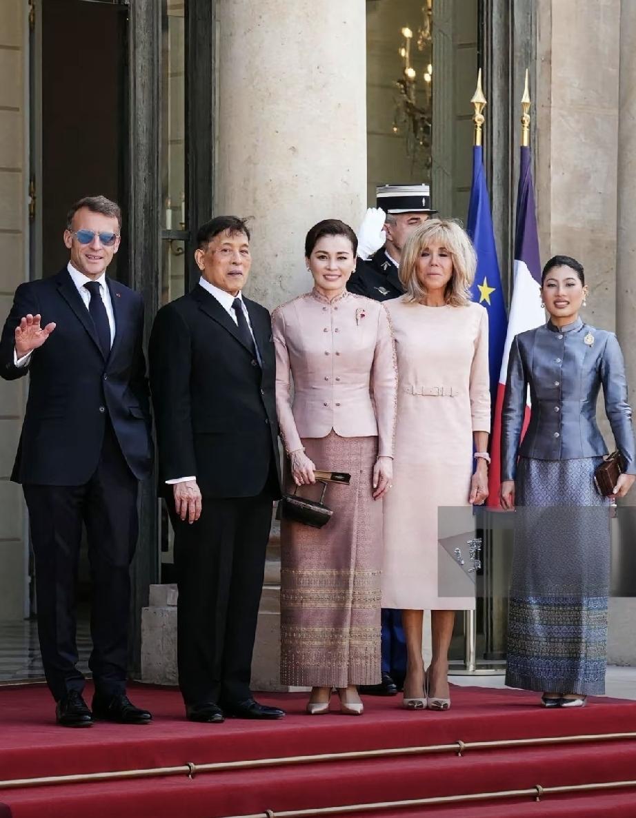 出访法国的苏提达一身亮粉泰裙美出了新高度。布丽吉特出镜风姿绰约，精心裁剪的蓬松