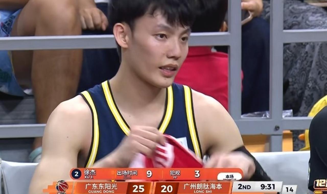 广州男篮调整的还是挺快的广东宏远上半场打得有些挣扎徐杰这个点如果一直被针对，