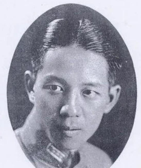 那个日本伍长走了之后，钮先铭站在原地，两条腿还在打颤刚才背《心经》的时候，他脑