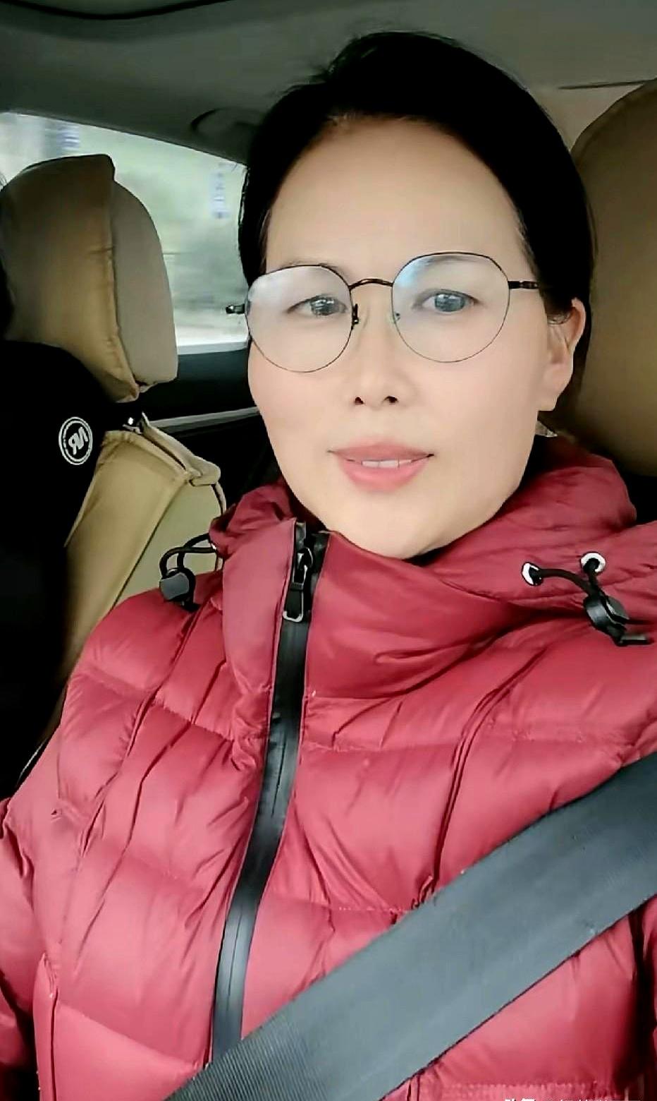 小杨阿姨这下可算踏实了！原来啊，是收到小菲的通知，让她准备准备回湾湾。说白了就