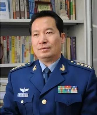 1987年2月，云南元谋县空军一飞行员执行试飞任务时，因听错指令，差点与另一架飞