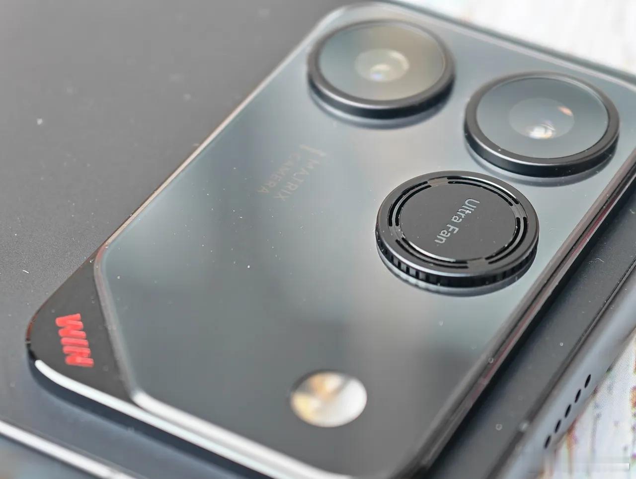 荣耀WIN系列全系搭载荣耀东风涡轮散热系统，核心散热参数达25000转/分钟，气