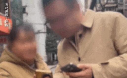 老人以看不清银行卡号为由，诱骗路人对着正在视频通话的手机读银行卡号，然后利用AI