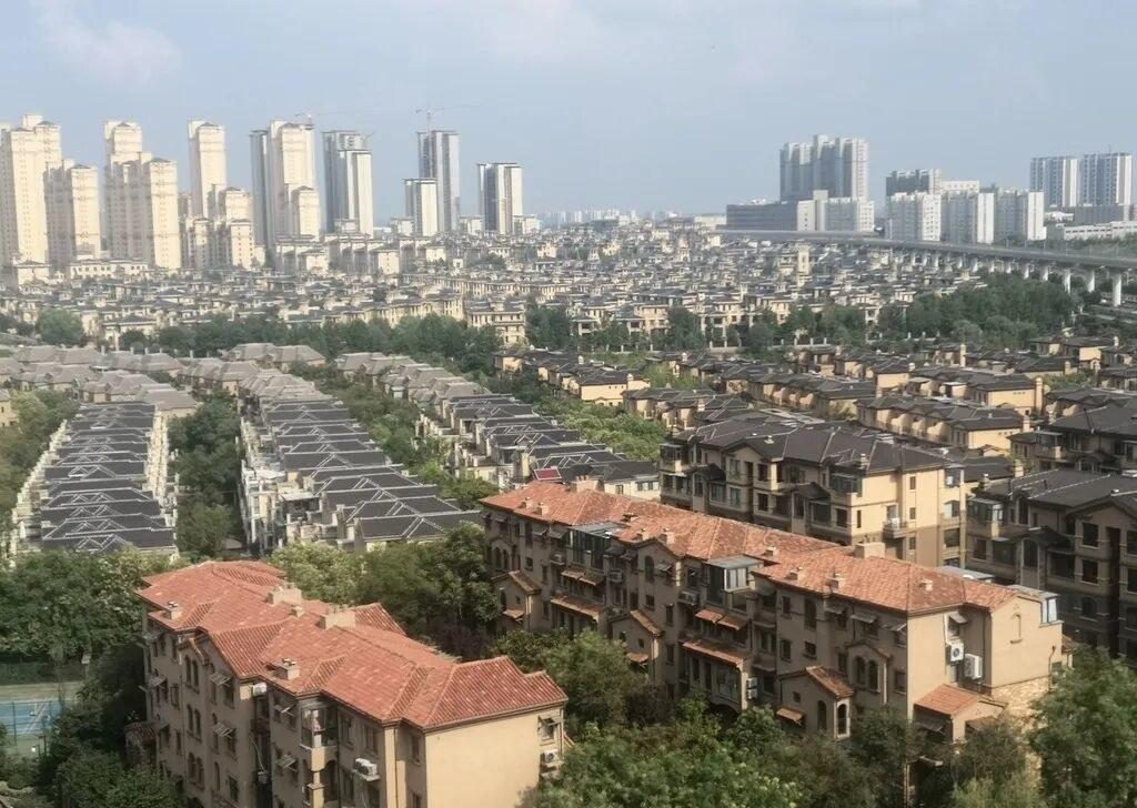 远在英国的丁玉梅，看到老许父子三人被宣判的消息，尤其是看到相伴了近40年的枕边人