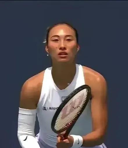 随着郑钦文退出美网，最新WTA奖金榜前10榜上无名，年底世界排名也将退出前10