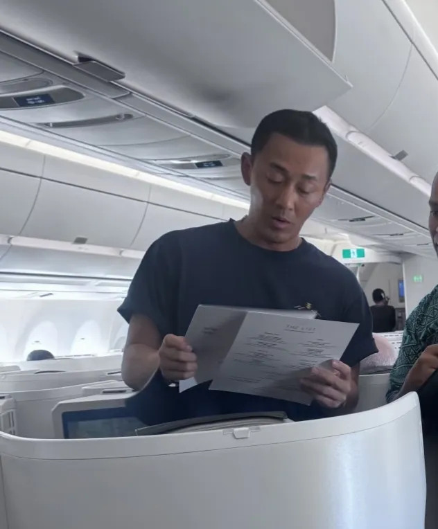 47岁林峯和家人前往斐济旅游，他在飞机上被偶遇，真人看起来变化好大，皮肤黝黑，面