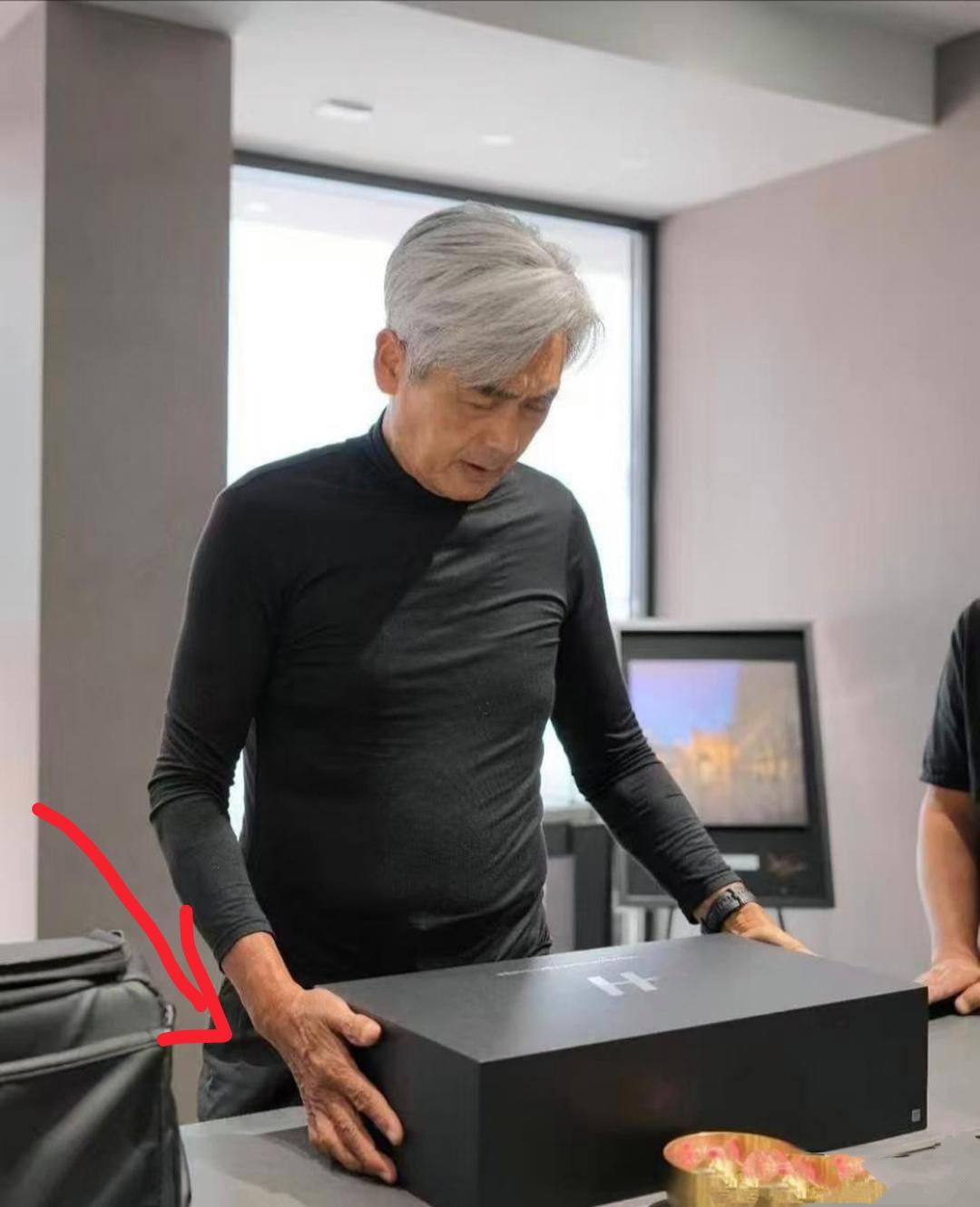 周润发和曾志伟等老友聚餐，周润发无滤镜美颜下真实状态曝光。他虽