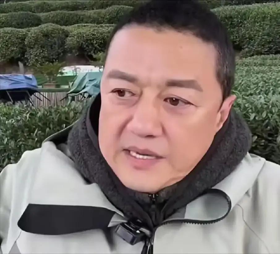李亚鹏说：“我女儿李嫣，在所谓的国际学校上课，国际学校在北京管理的比较严，那种拿各种国家护照，就是外