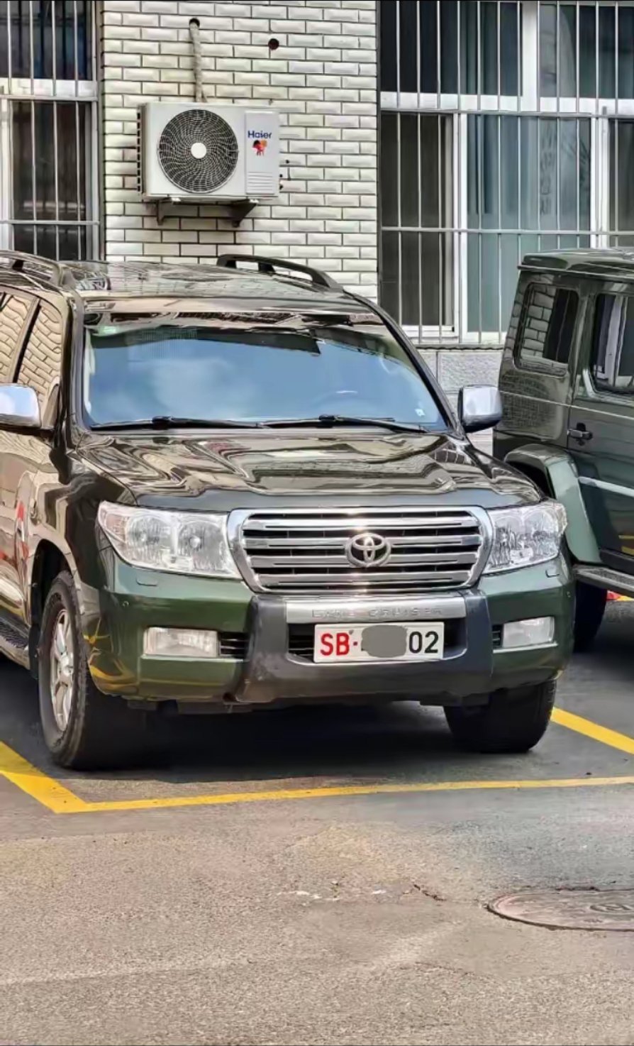 这是以前武装部的配置吧？两台陆地巡洋舰，一台bg80，这车可靠性高。