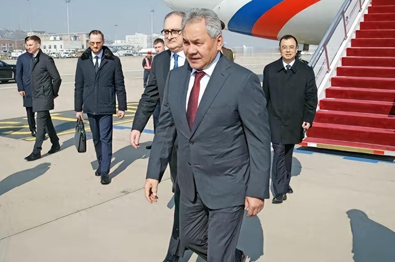 这事儿太蹊跷了！俄罗斯的大人物前脚刚离开北京，中东那边立马就变了天。伊朗总统突然