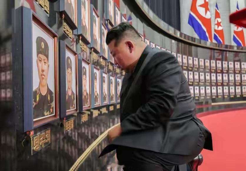 金正恩单膝跪地，告慰朝鲜援俄阵亡将士！近日，在平壤举行的授勋仪式上，朝鲜领导人