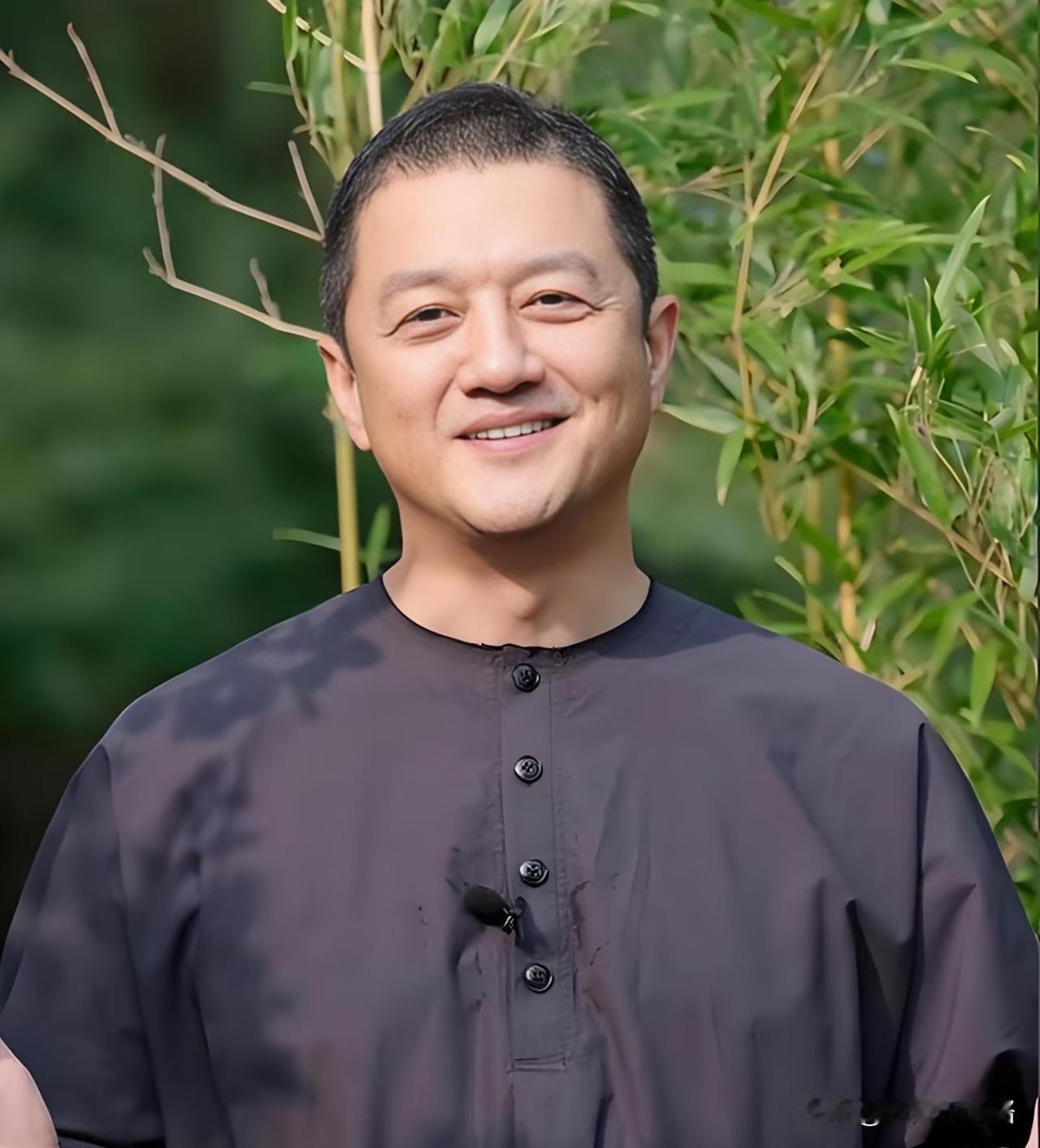 李亚鹏现在是真的回不去了。不是因为直播踩过坑，而是他已经稳稳站在直播赛道的头