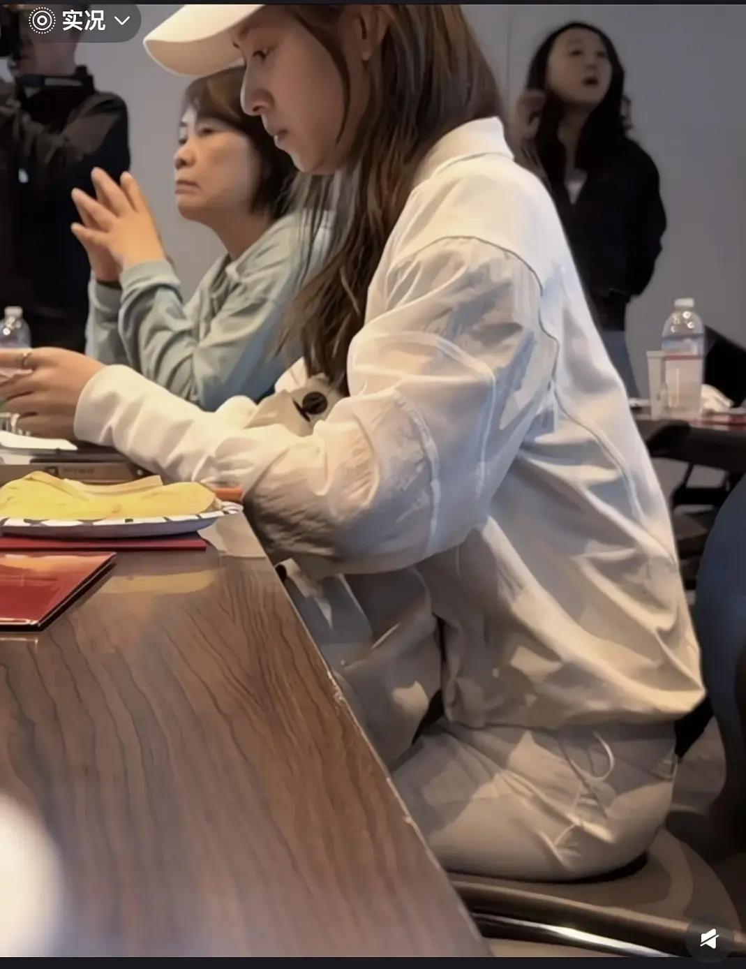 章泽天又被拍到在斯坦福上课了，帽子一扣、白衣服素颜，坐在后排刷手机的样子，跟当年