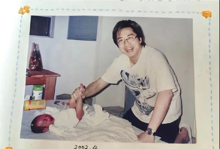 庾澄庆儿子恩利晒自己出生照片，祝福老爸生日快乐！不得不说，庾澄庆年轻的时候，也是