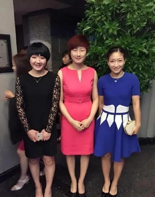 3位女乒名将同框：陈梦肌肤若雪，笑容如璐，玉腿略粗；丁宁身材高挑，玲珑浮凸，眼袋