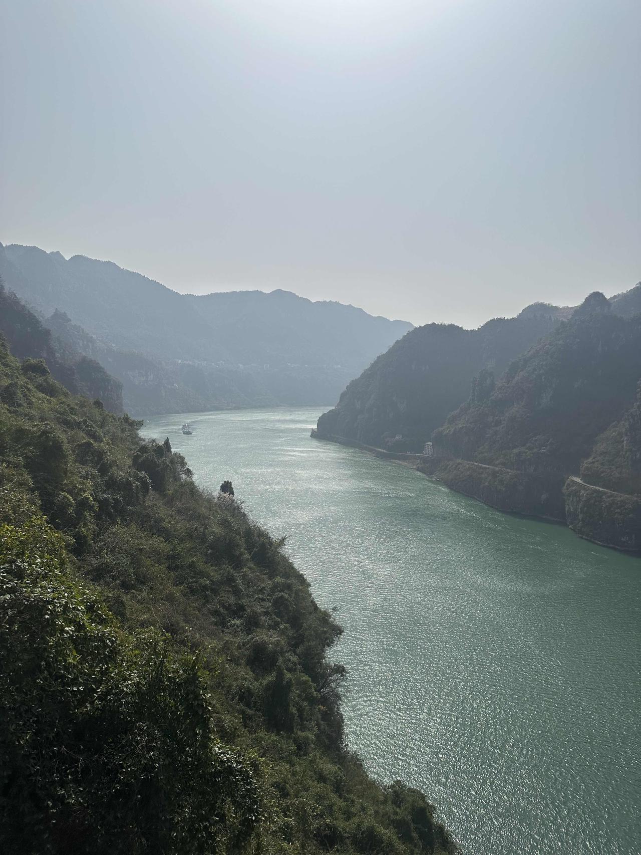 没有想到，中国还有这么美的地方！今年春节打算去看看三峡大坝。自驾第一站六个小时到