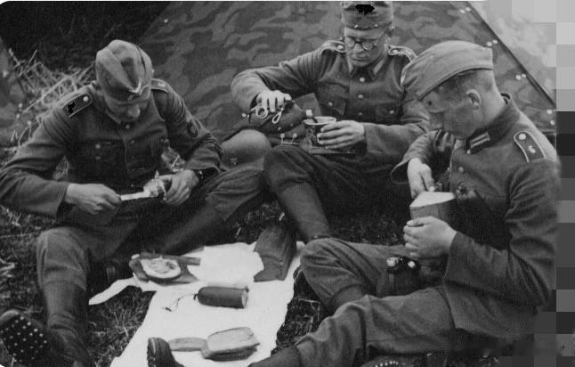 与苏军在在早上参加行动前会食用一顿热腾腾的早餐不同，德三士兵参加行动前的早餐仅有