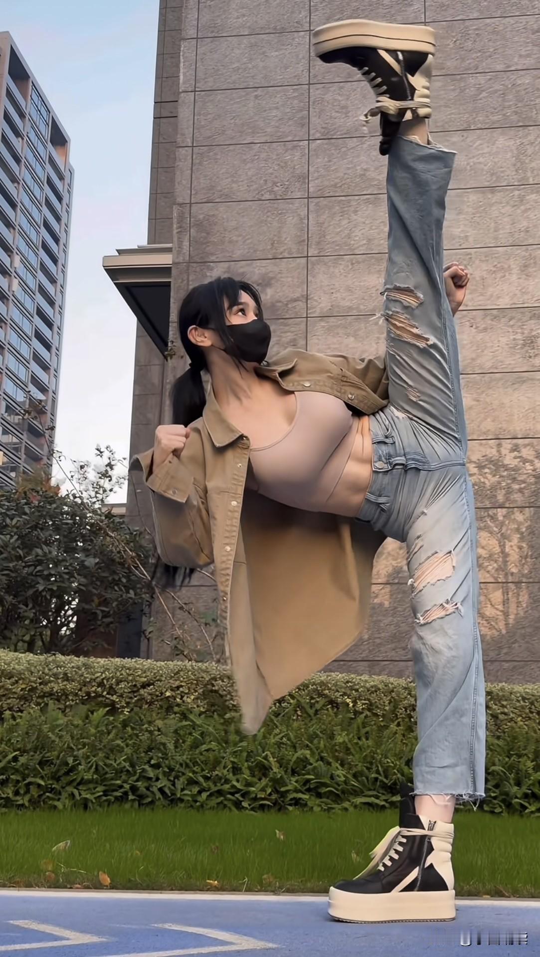 妹子，用你的无敌扫堂腿，去把高市小日子给我打趴下吧！