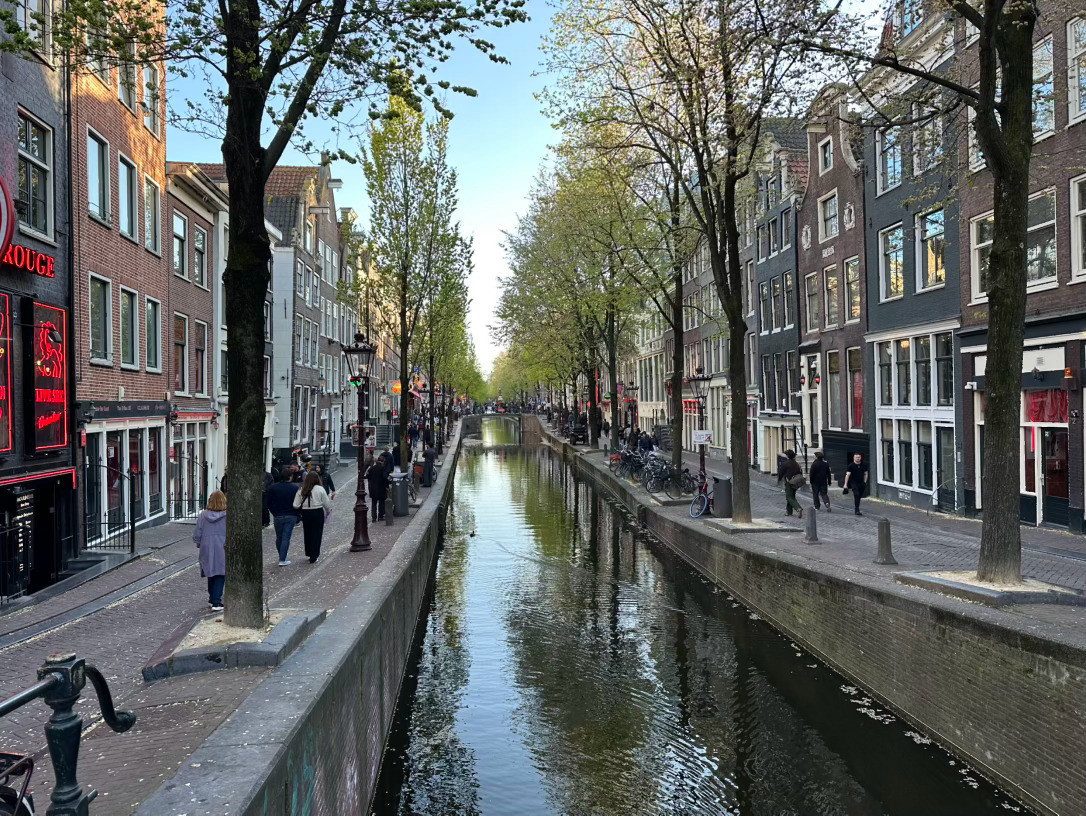 在红灯区的街头上走走。荷兰·阿姆斯特丹红灯区