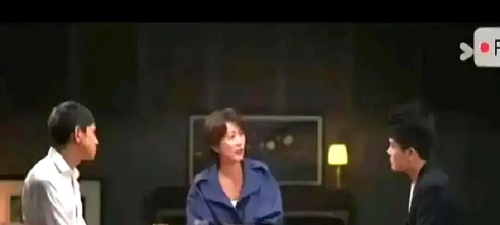 董宇辉被当面质问，反而更火了。周轶君追问他是不是演，他回了句“想给人一点微光