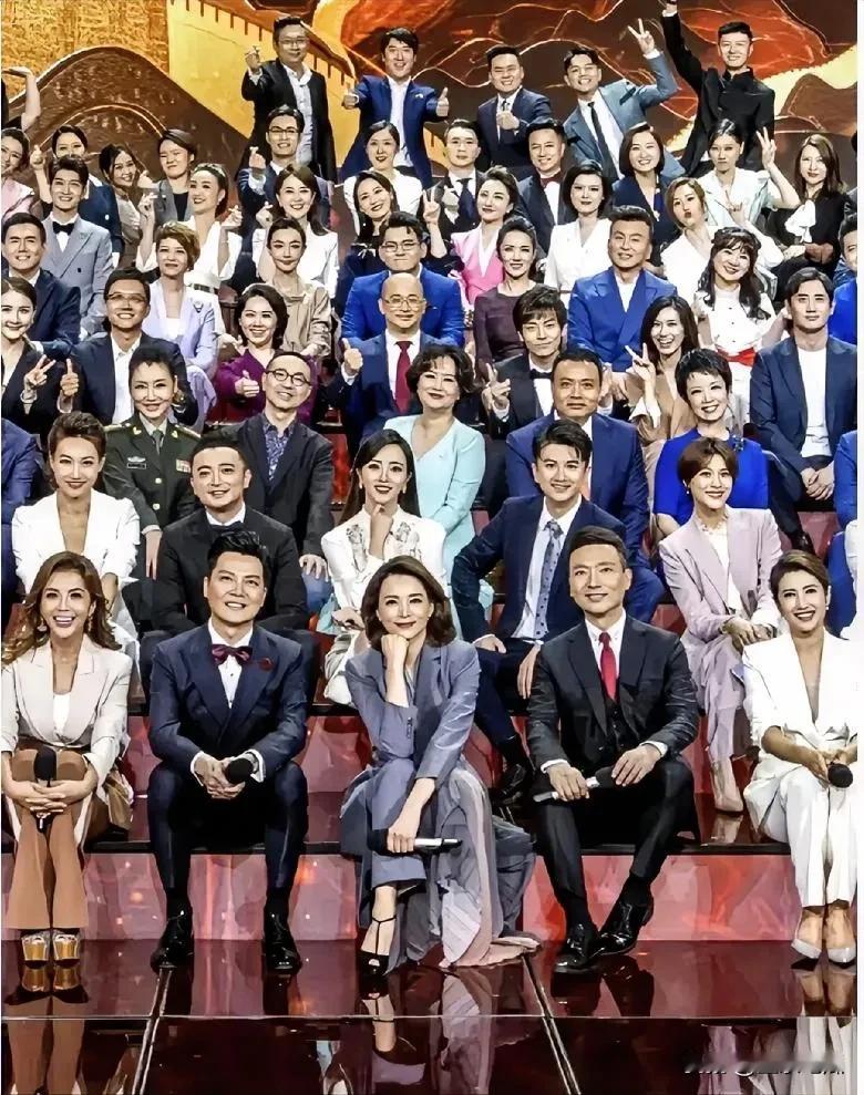 几年前有一张央视主持人的大合影照片。从这张照片里能发现什么呢？我觉得他们的座位是