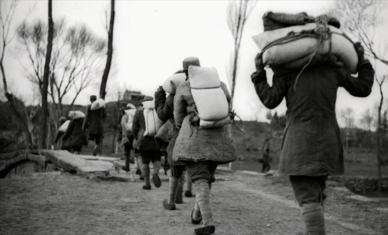 1949年，18军副参谋长率部运粮，突然遭到大批土匪伏击。副参谋长带领警卫班放好