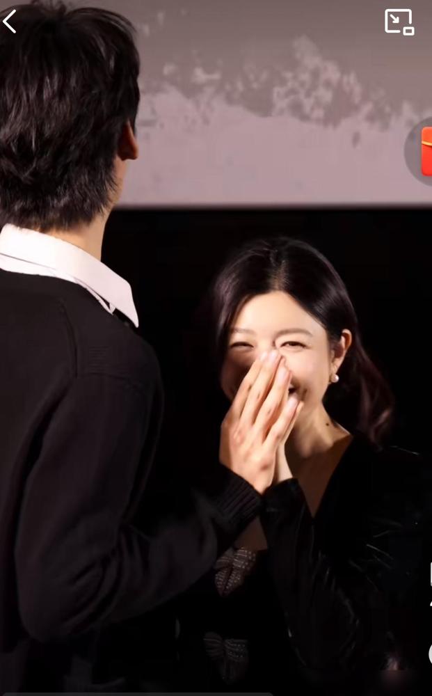 陈妍希上个节目玩游戏，把男女暧昧玩到了极限，游戏里她跟男明星有肢体接触，手贴手、