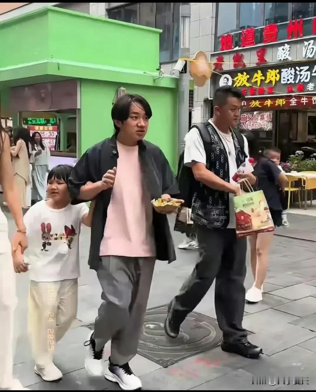 王祖蓝和家人到贵州旅游，李亚男穿衣打扮时尚，身材超好像模特儿，女儿长的像爸爸！