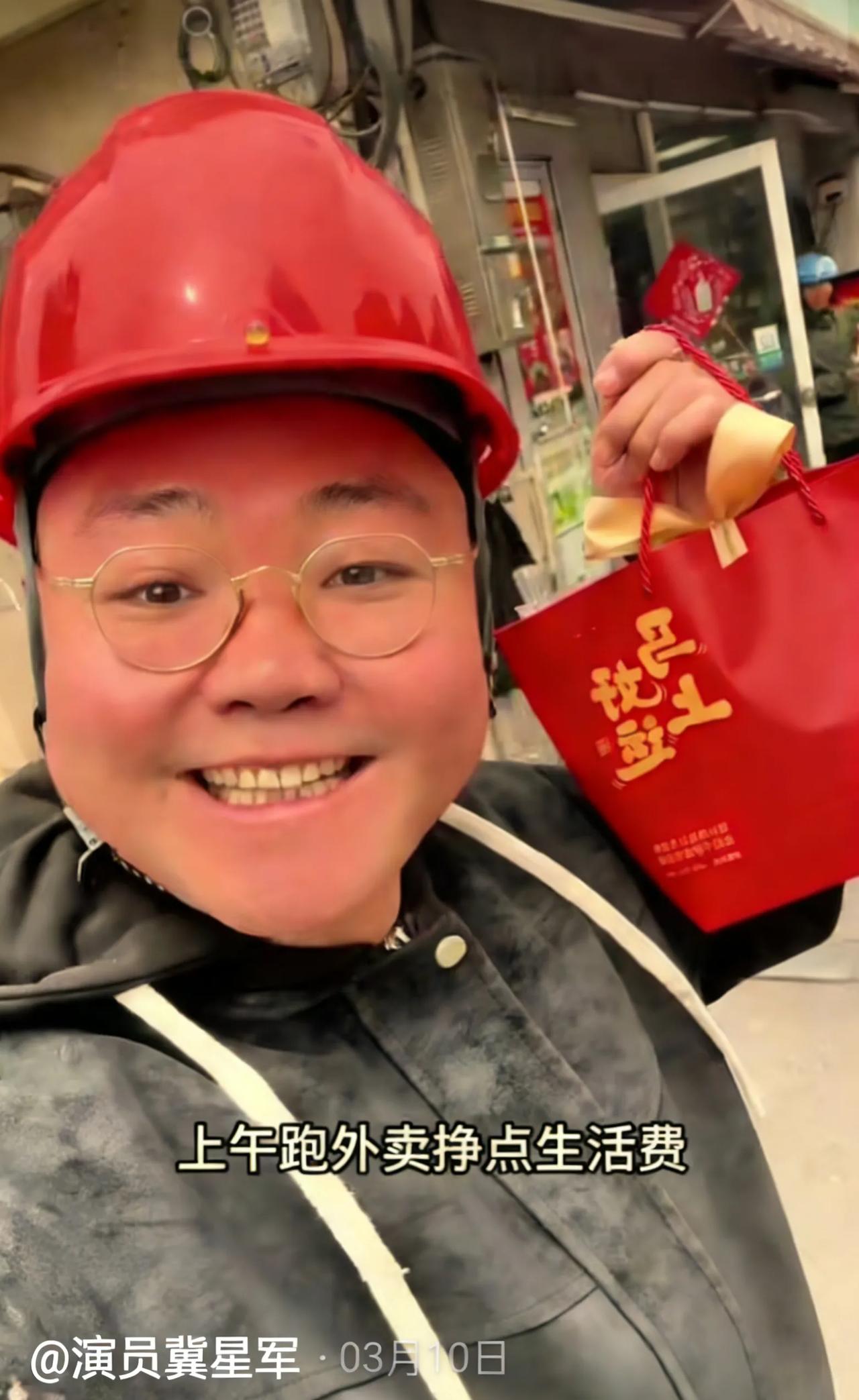 非科班小伙横店演公公走红，有戏拍戏，没戏送外卖一边是大批科班演员苦等机会、无