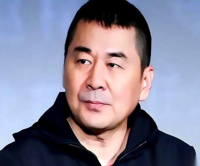 陈建斌当众嘴欠，开玩笑嘲笑秦海璐老公长得真丑。按娱乐圈的规矩，女明星赶紧打个哈