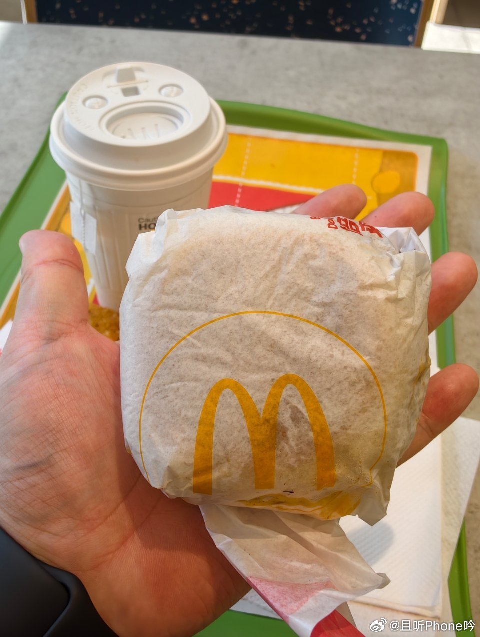 麦当劳回应汉堡变小了确实挺小的，就算是早餐也不太够吃。主要是价格也不便宜，一个