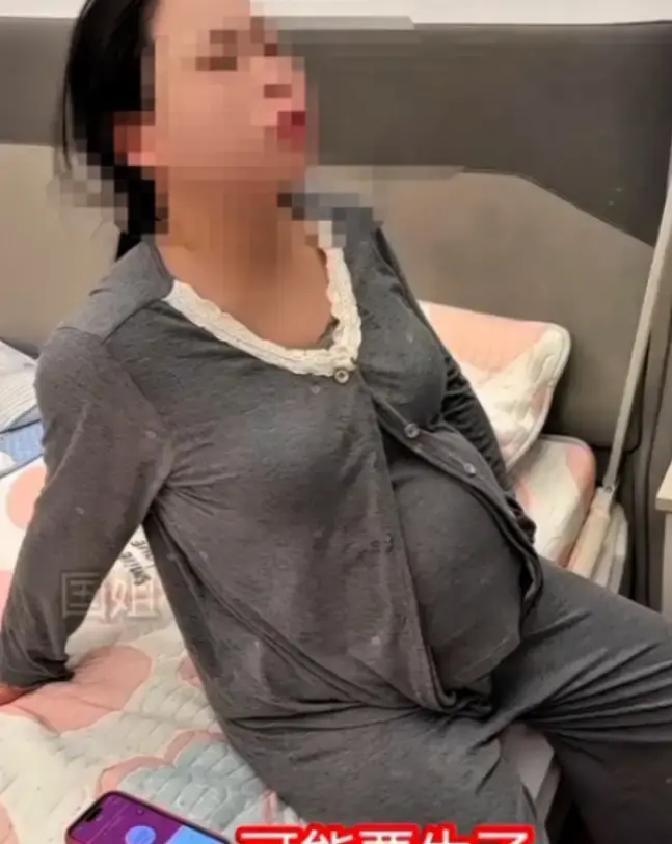提着两兜子水果和几盒营养品，病房门口的男人努力挤出一个讨好的笑脸他以为媳妇会