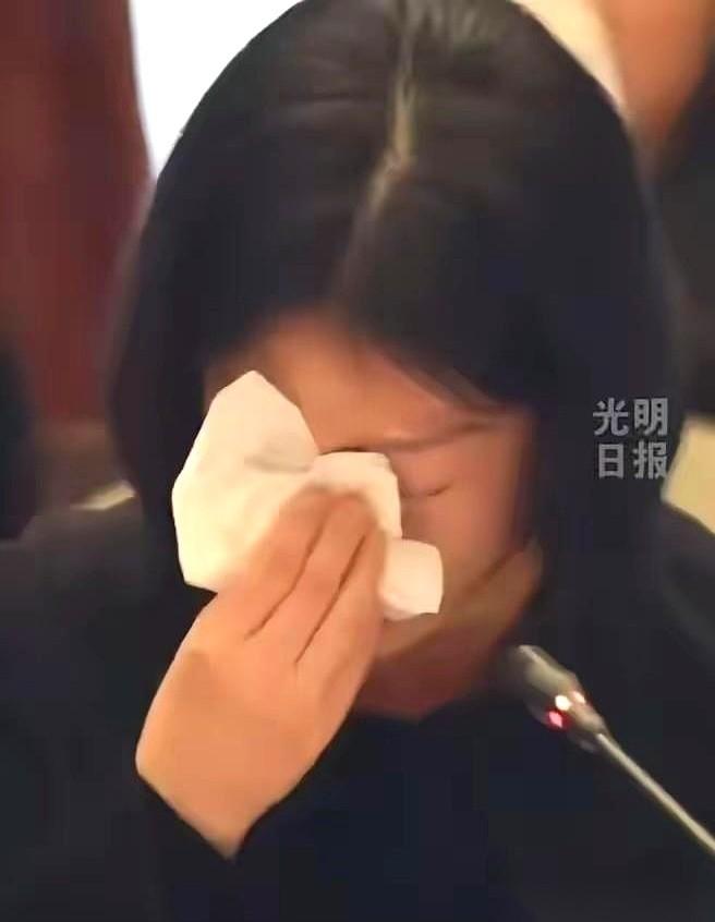 一个南方姑娘，21年前，在清华园里第一次看见雪。漫天飞舞。身边站着的是杨振宁