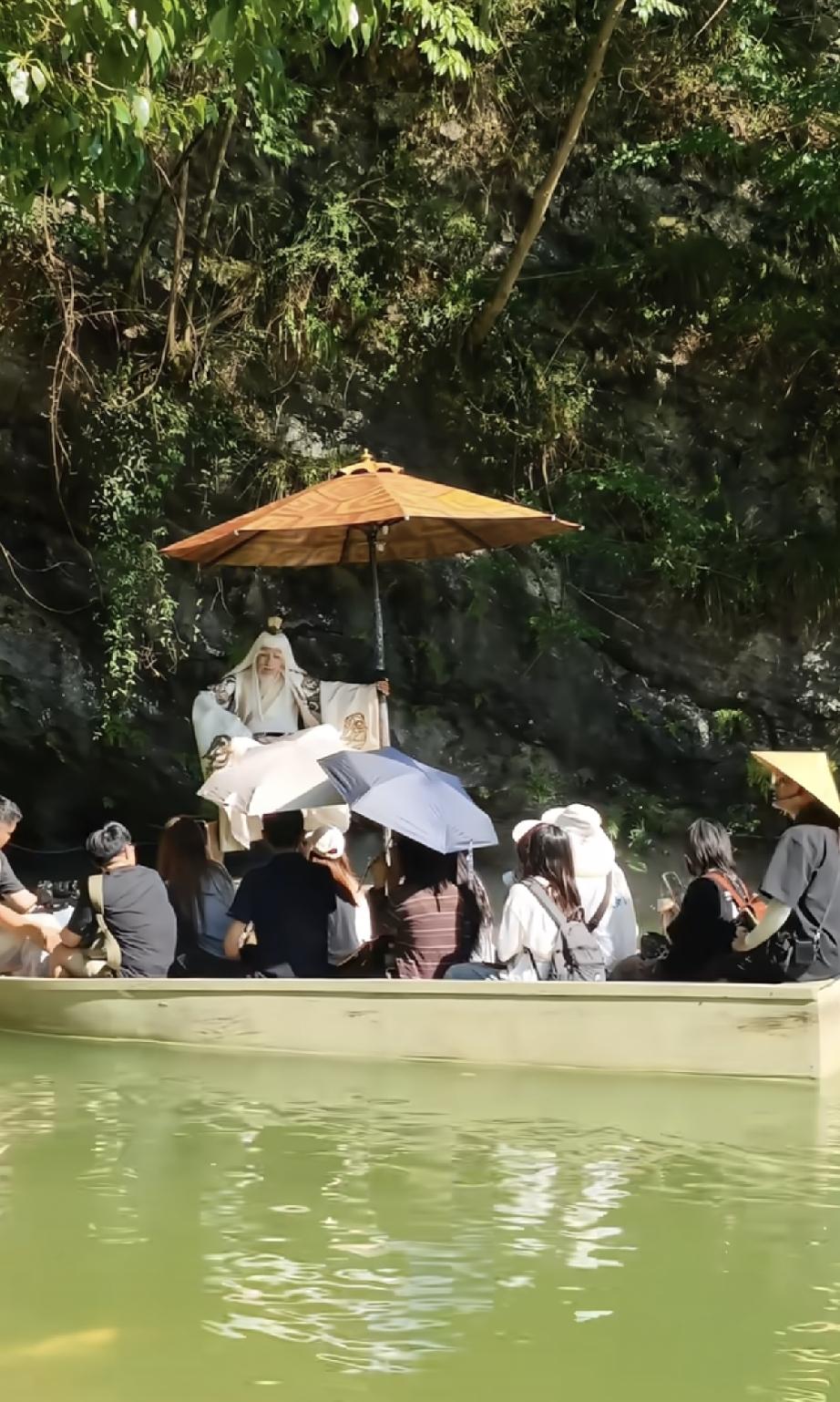 8月2日，全红婵在杭州垂云通天河与龟仙人互动，只小声说了几句话，有点胆怯，但咖位