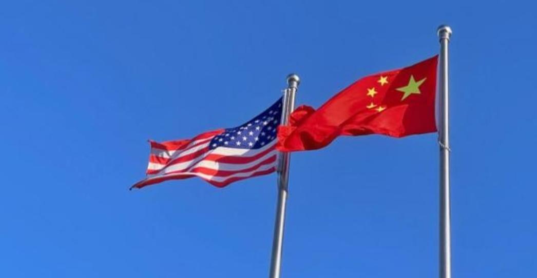 别再盯着台海南海的热度吵来吵去了，美军早就悄悄选好了跟我们掰手腕的主战场，一步步