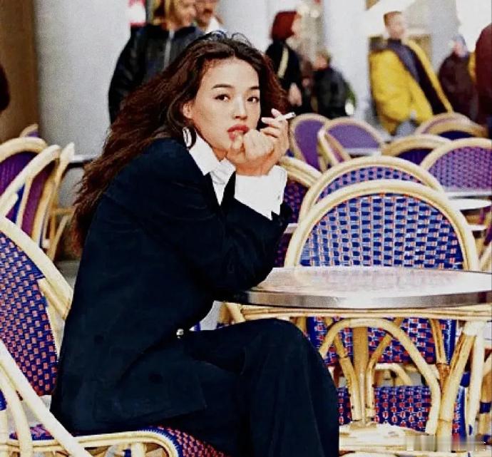 04年的舒淇，因为怕冷穿了一身黑西服去电影节，反而留下最时尚照片！！​​​​