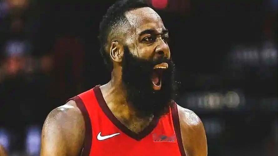 你真当教练是傻子啊？眼瞅着一个人在场上都快跑不动了，还死死摁在场上，不敢换下来