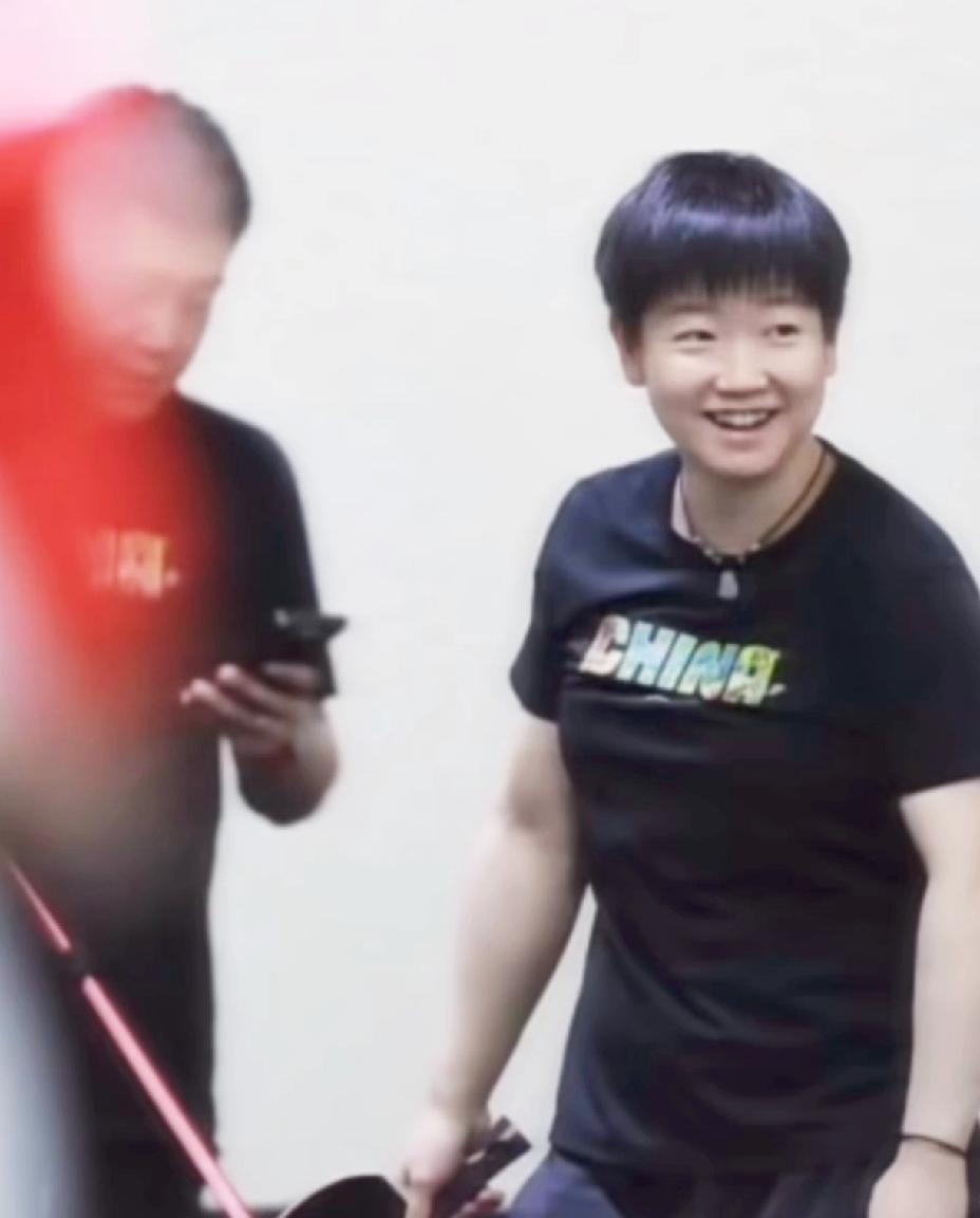 这下可以安心了终于看到在印度训练的莎莎，看这笑容状态不错。自从国乒到达印