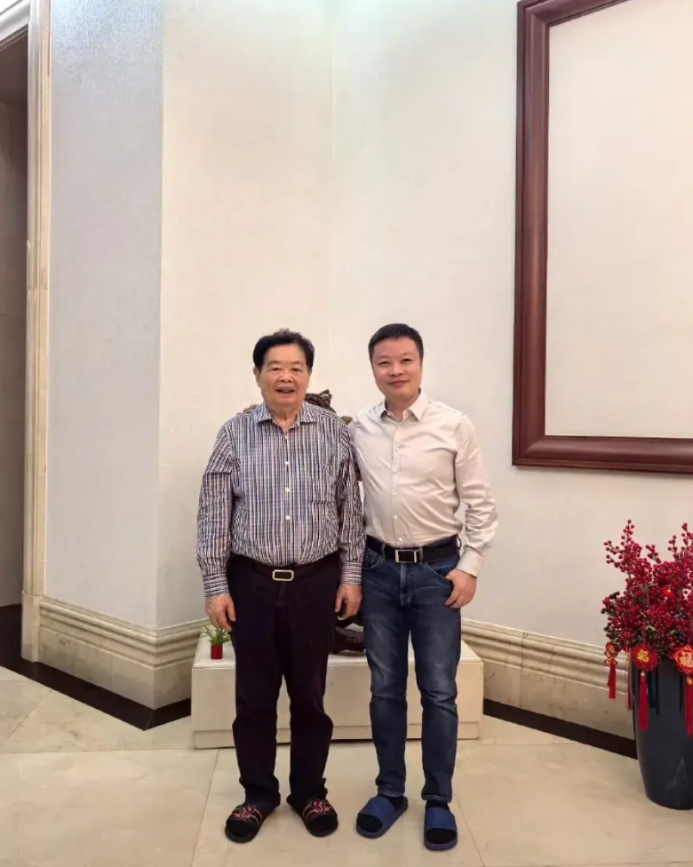 昨天何小鹏到福耀科技大学参观，并到曹德旺家吃了一顿家宴。从晒出的合影看，富豪到